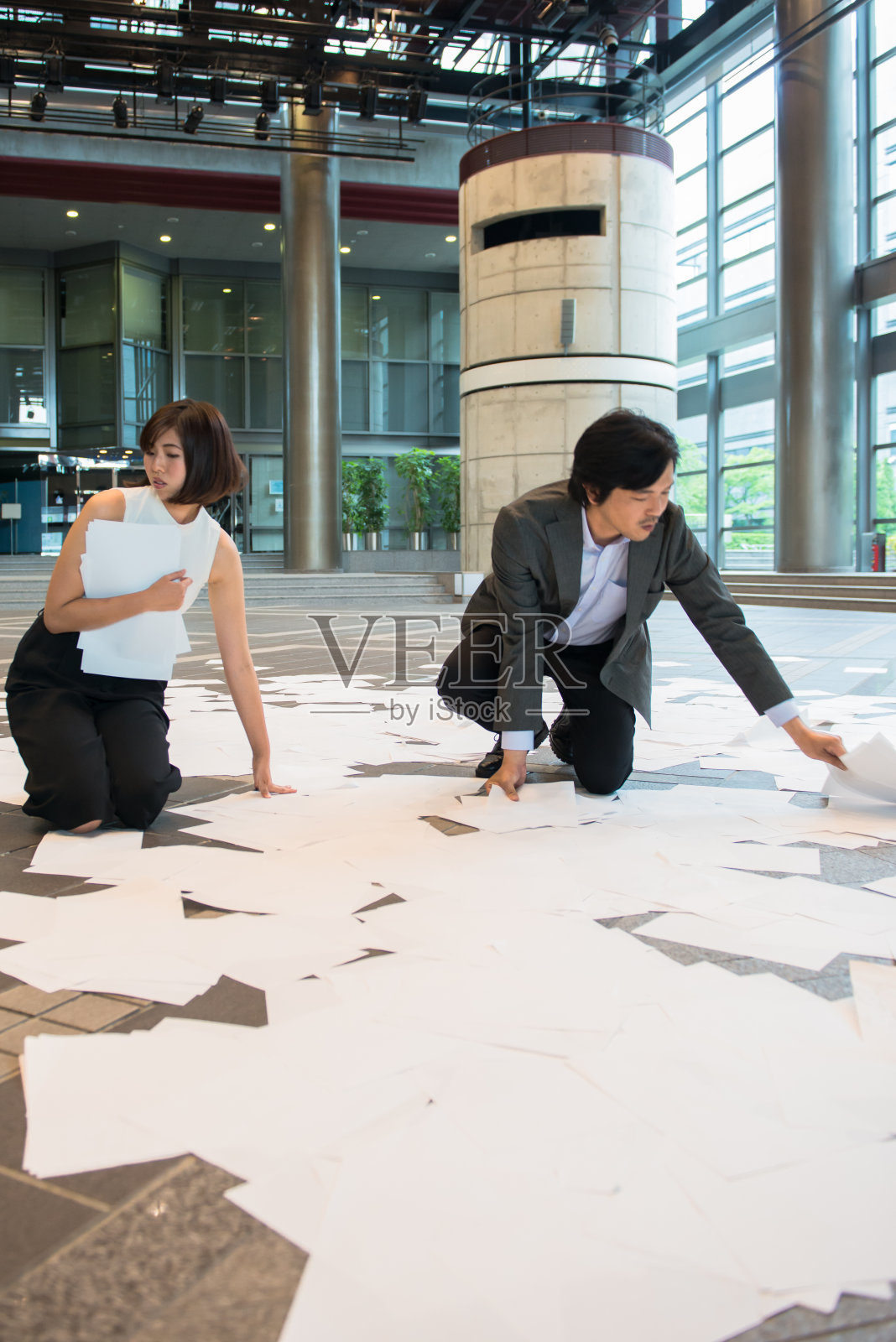 寻找重要文件照片摄影图片