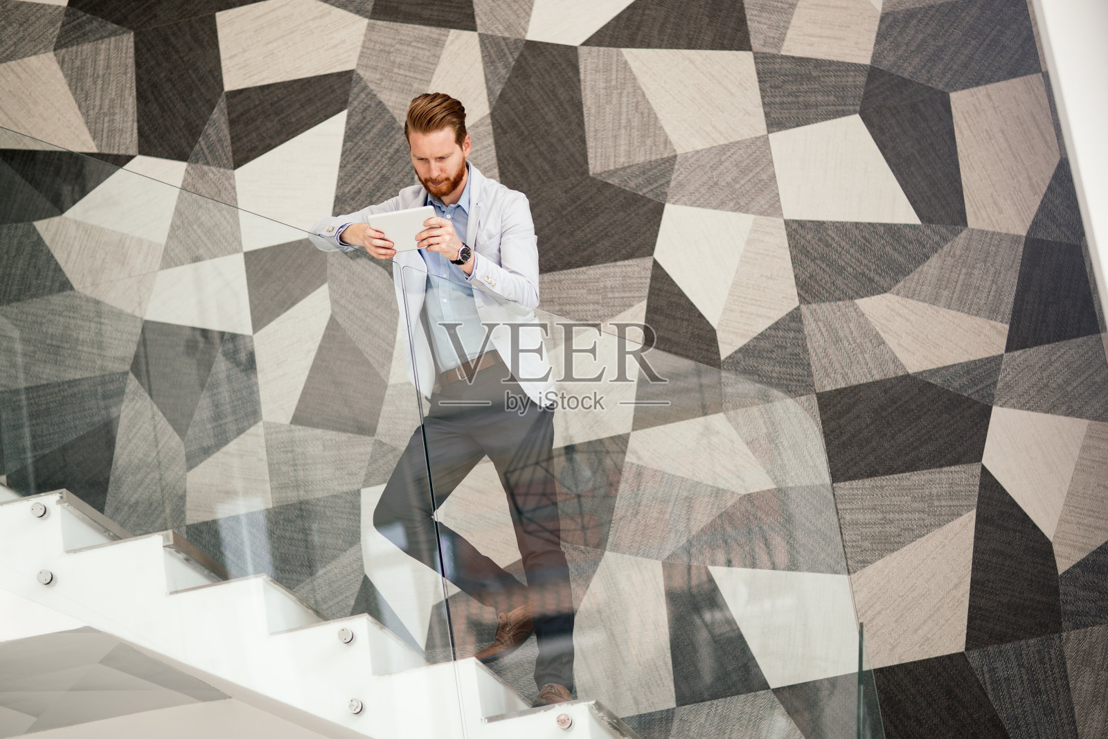 有平板电脑和手机在手的商人照片摄影图片