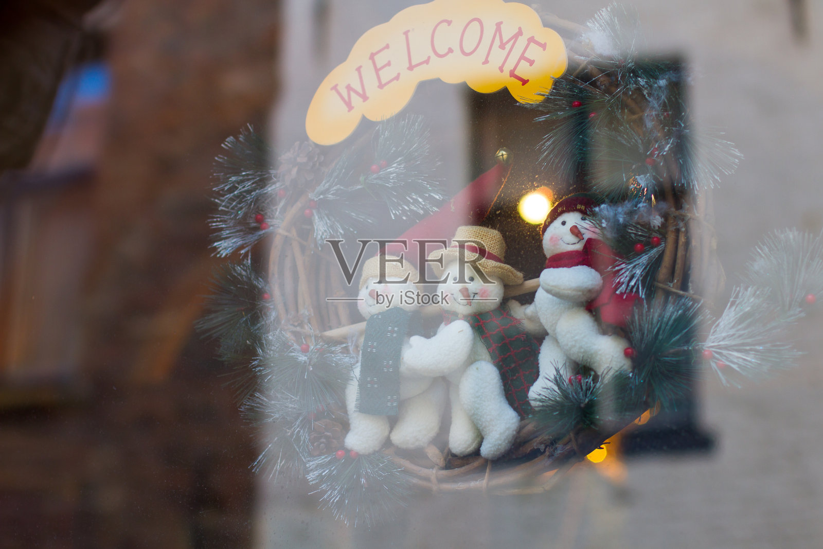 窗户上的圣诞装饰，照片摄影图片