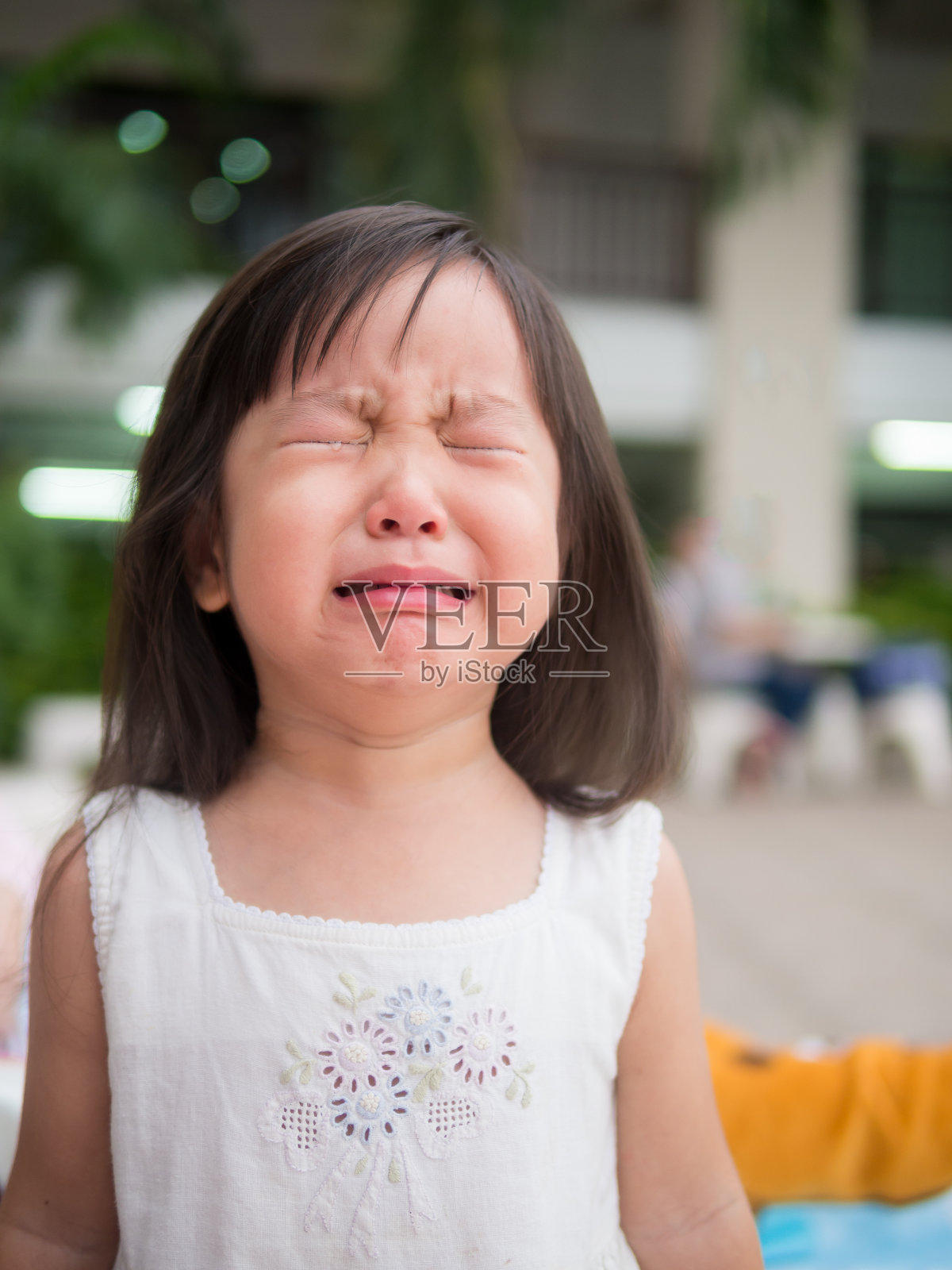 一个可爱的小女孩的肖像哭泣的动作