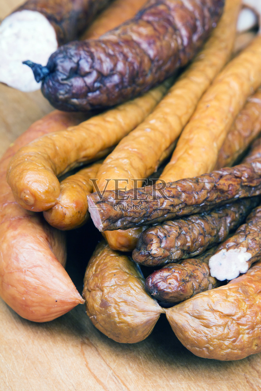 木头背景上的香肠照片摄影图片