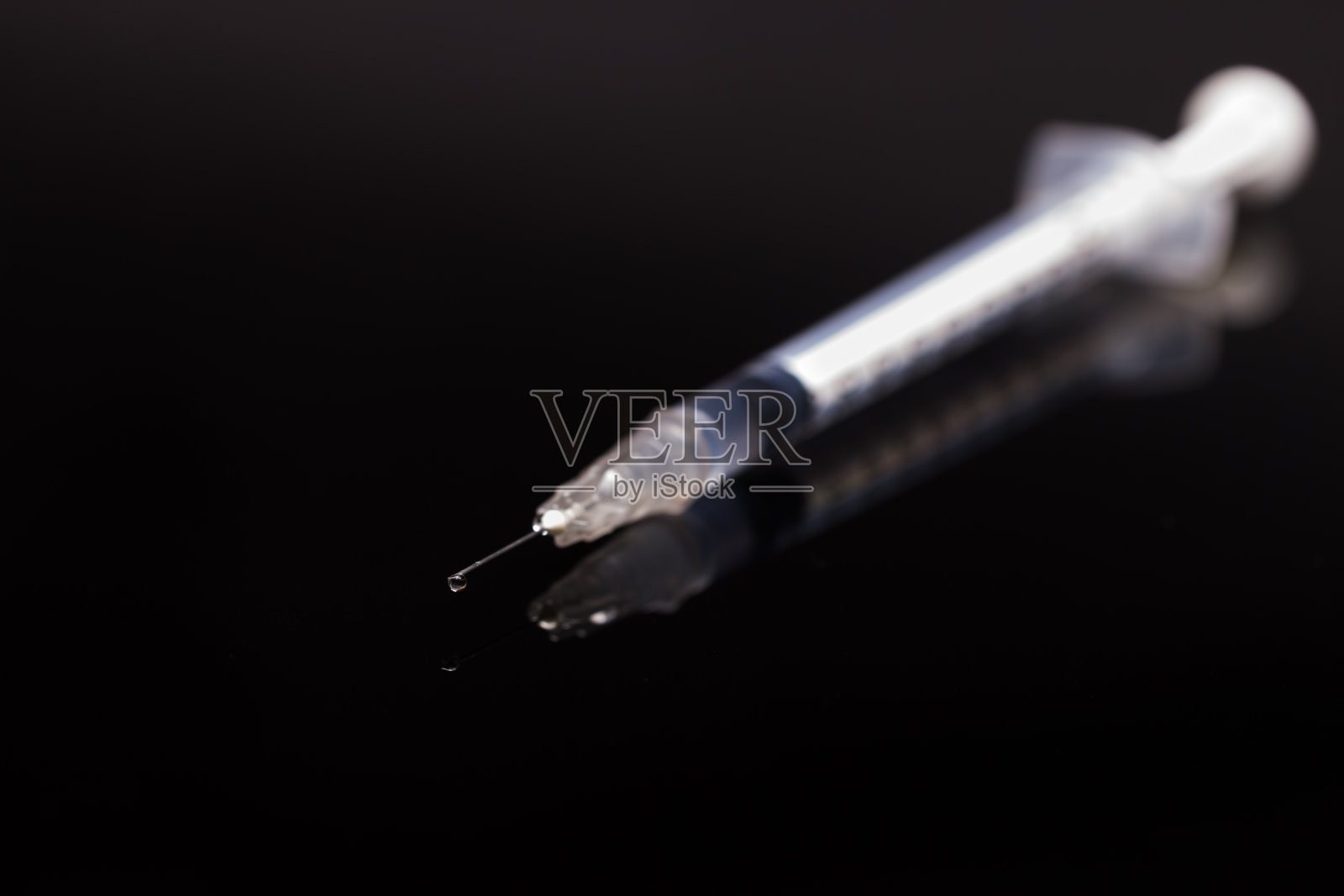 彩色药丸在黑暗的背景照片摄影图片