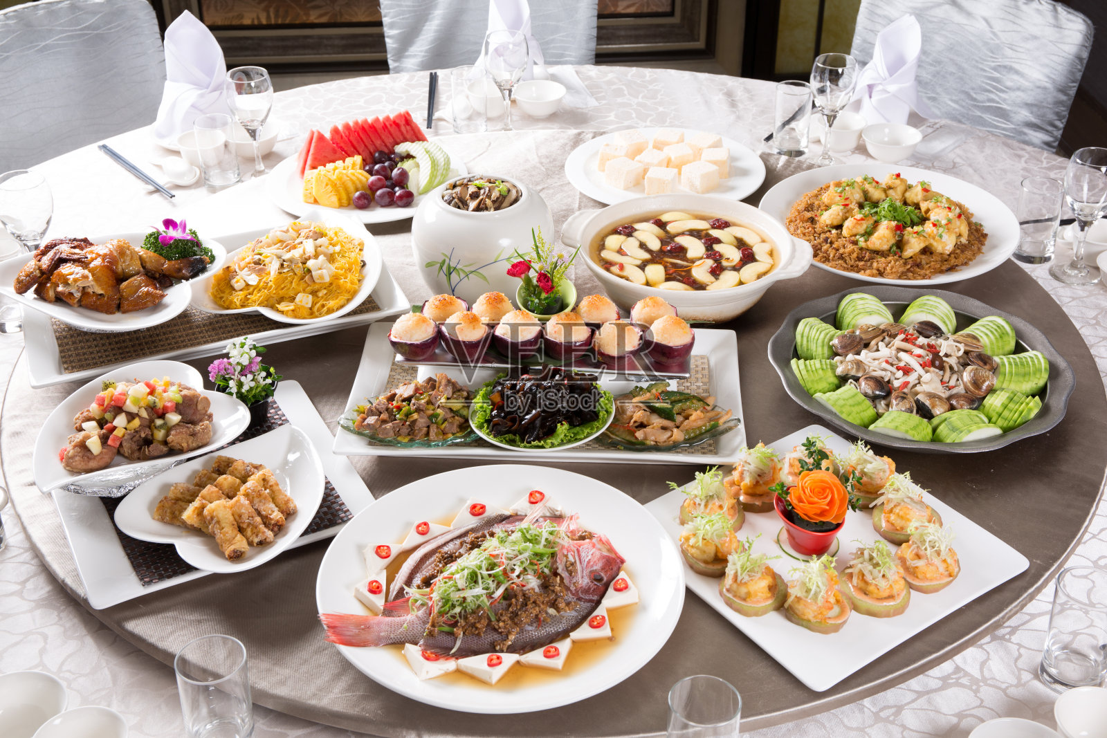 餐馆里的中式托盘餐照片摄影图片