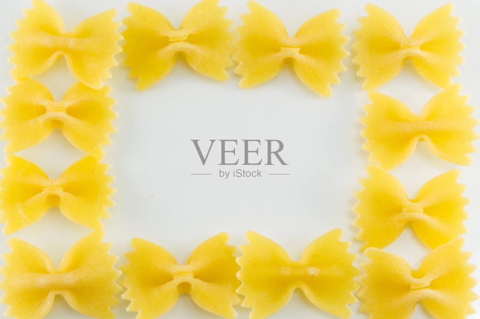 法法尔面食在白色背景上形成形状照片摄影图片