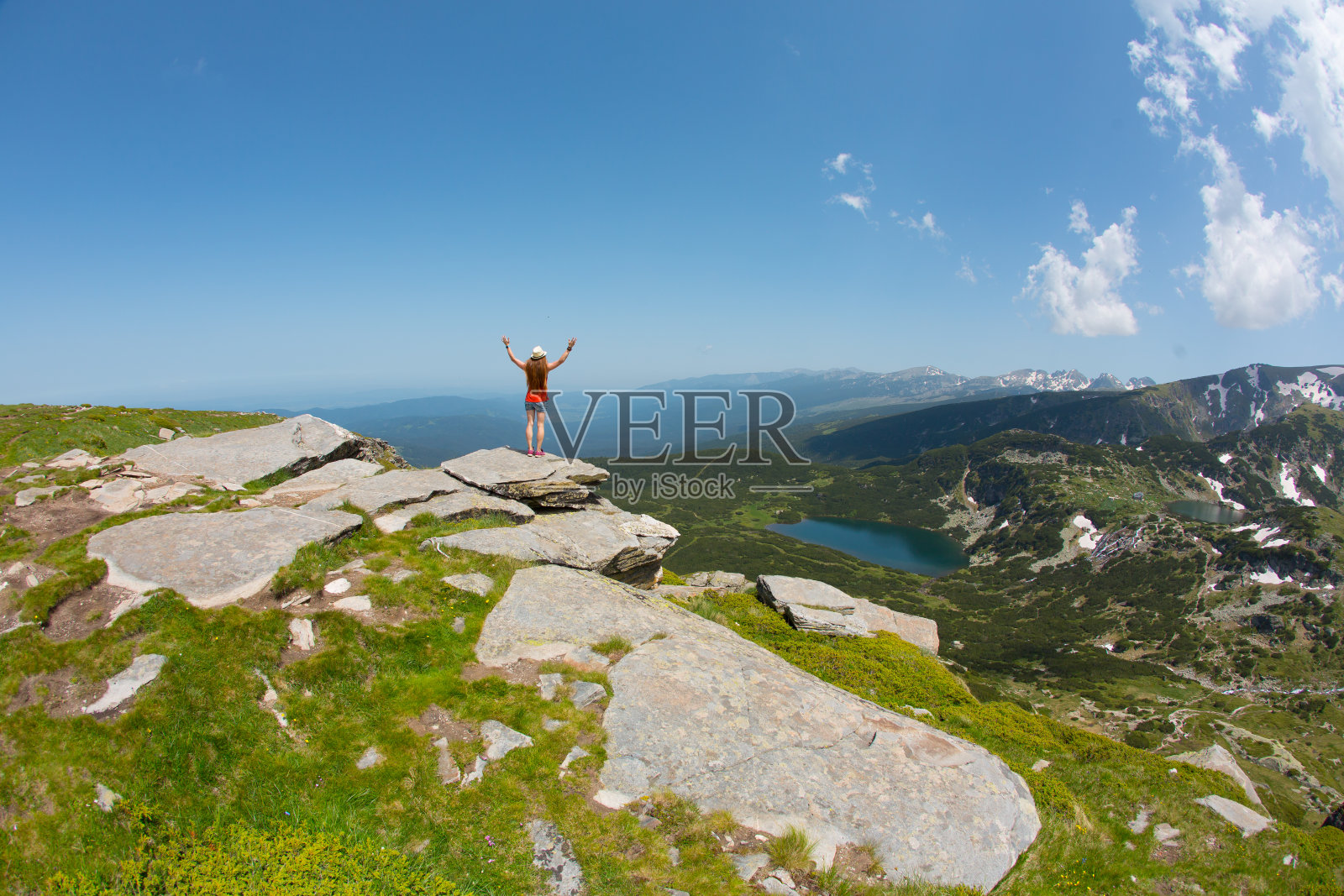 旅行者女人放松附近的山湖照片摄影图片