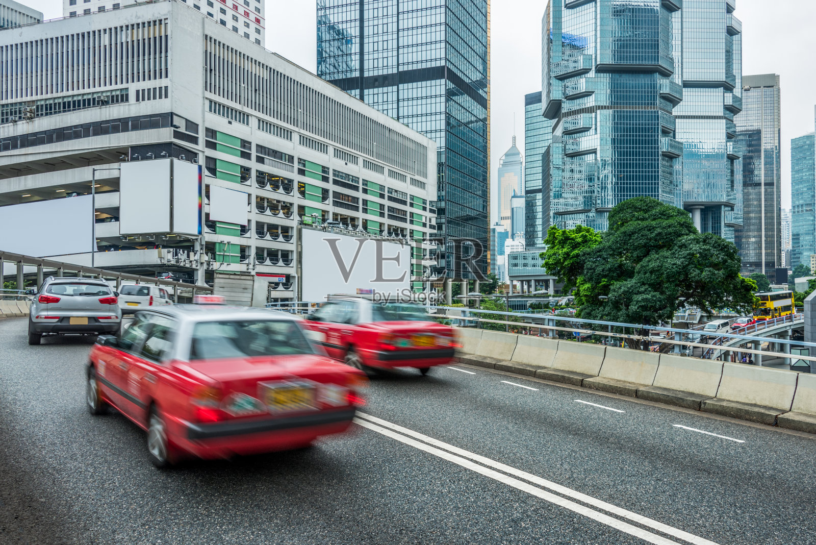 具有城市景观的城市交通道路照片摄影图片
