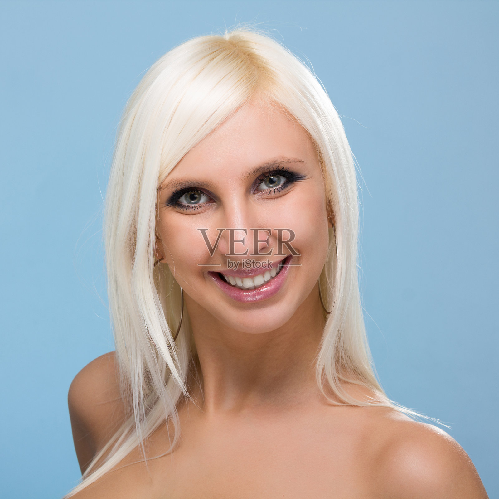 美丽的女人肖像微笑孤立的蓝色照片摄影图片