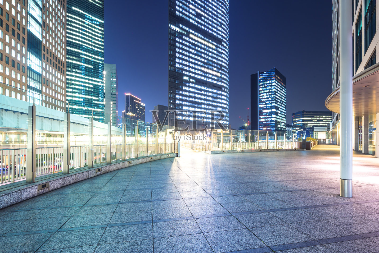 空置的楼层与东京市中心的现代办公大楼照片摄影图片