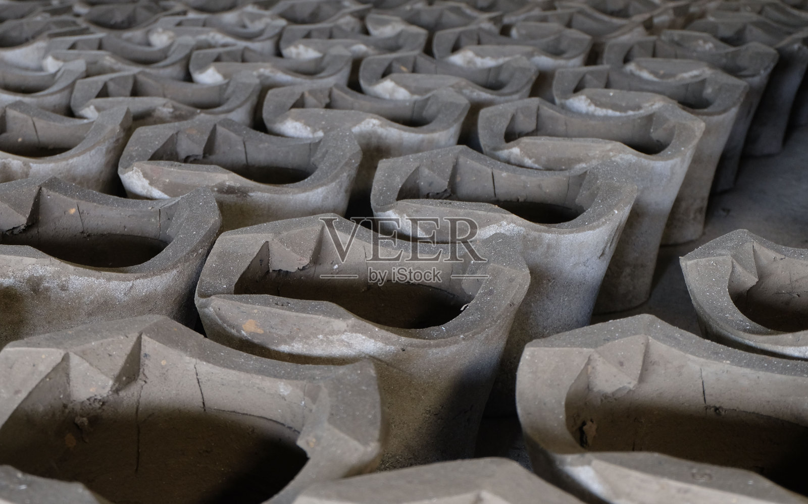 传统的烧炭粘土炉。照片摄影图片