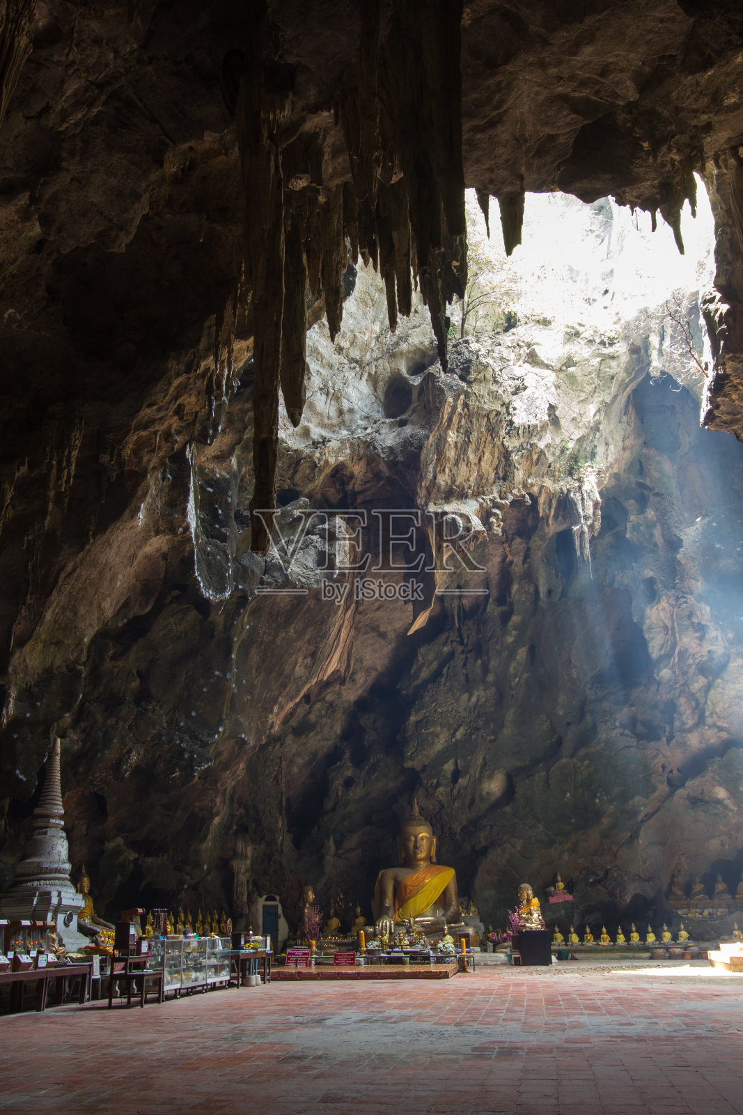 泰国碧府考琅洞的佛像。照片摄影图片