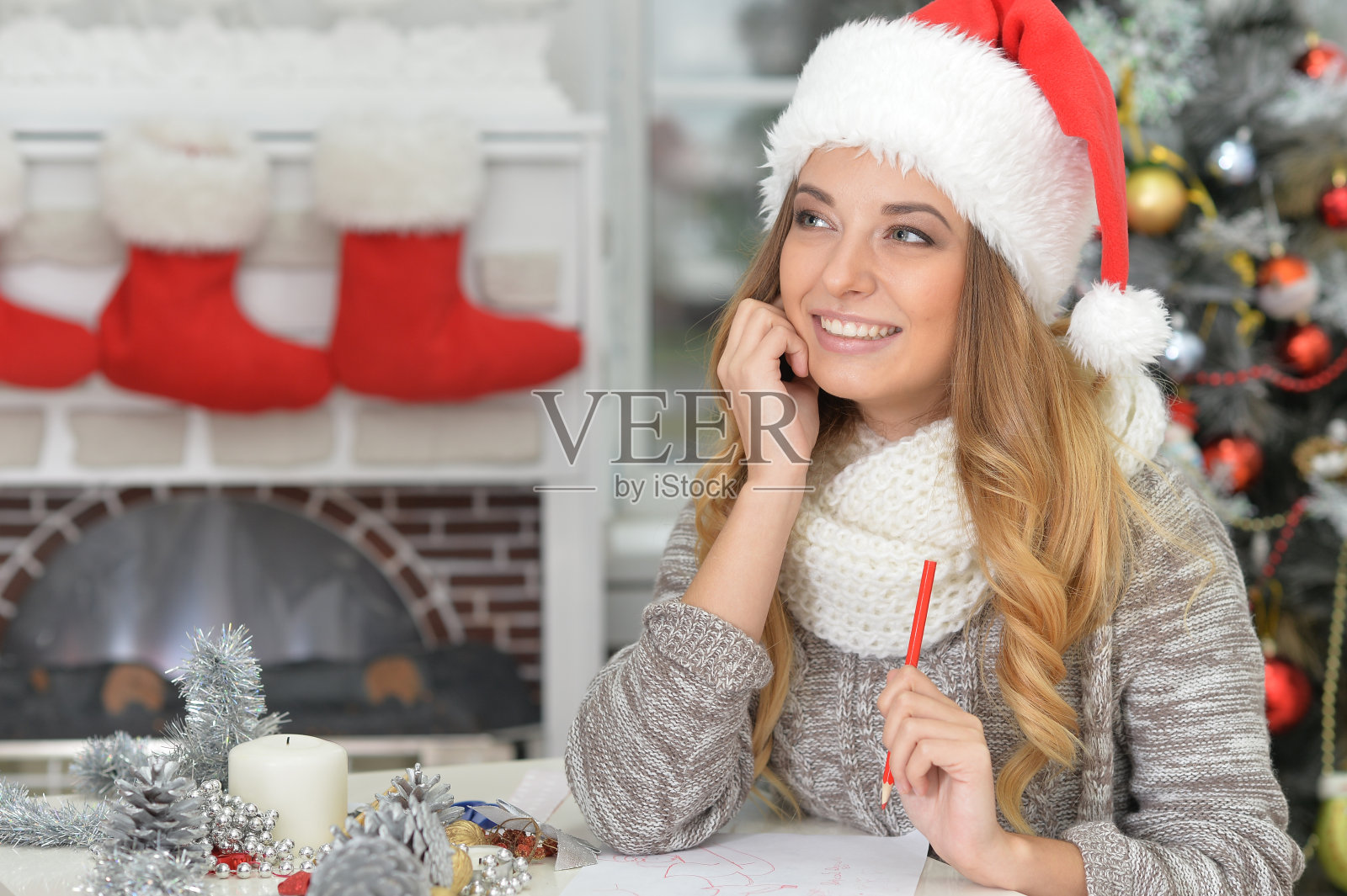 女人wrinting信照片摄影图片