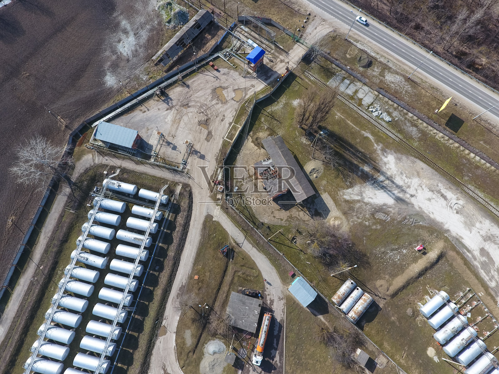 俯视图的一个小坦克农场。储存燃料和润滑剂。照片摄影图片