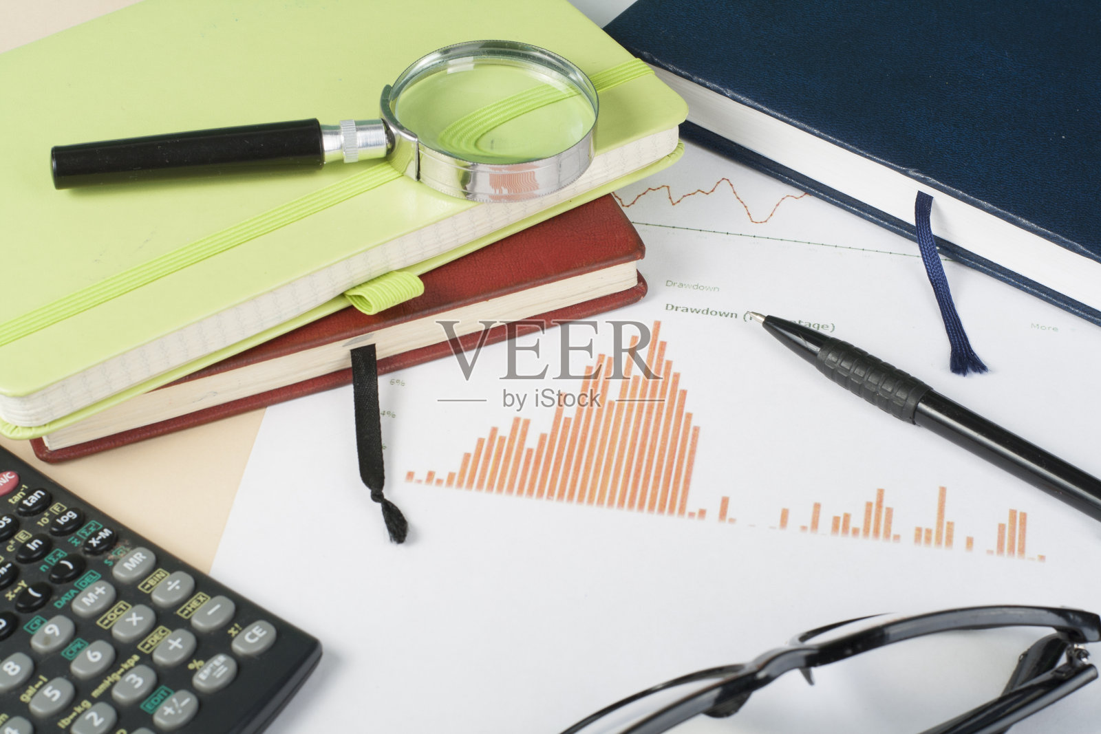 家庭储蓄，预算概念。图表，记事本，钢笔，计算器和硬币照片摄影图片