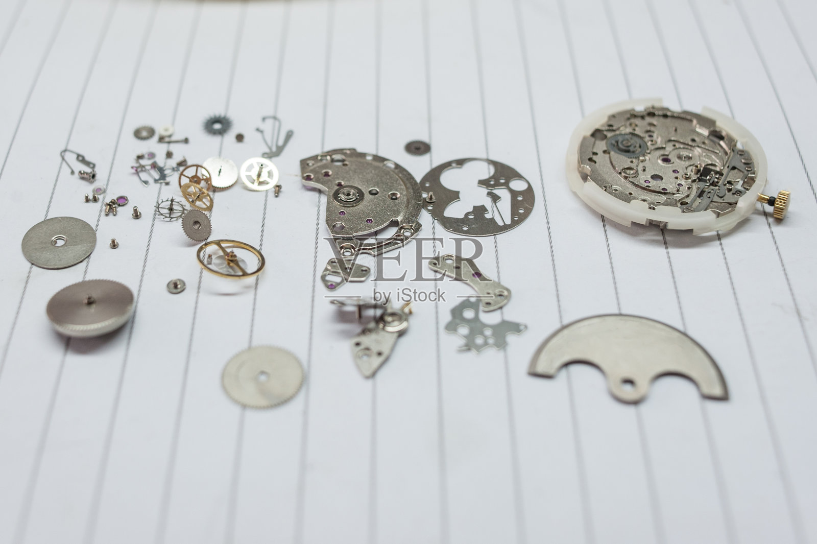 表上详细介绍手表机械。照片摄影图片