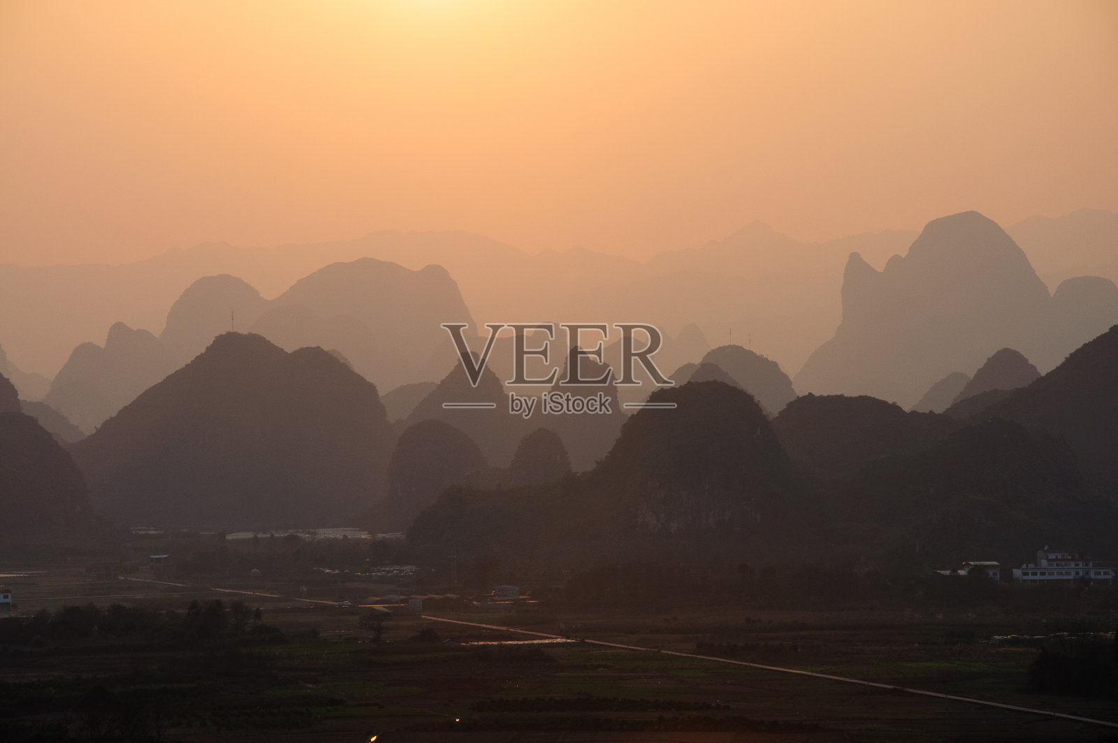 夕阳中的喀斯特山景照片摄影图片