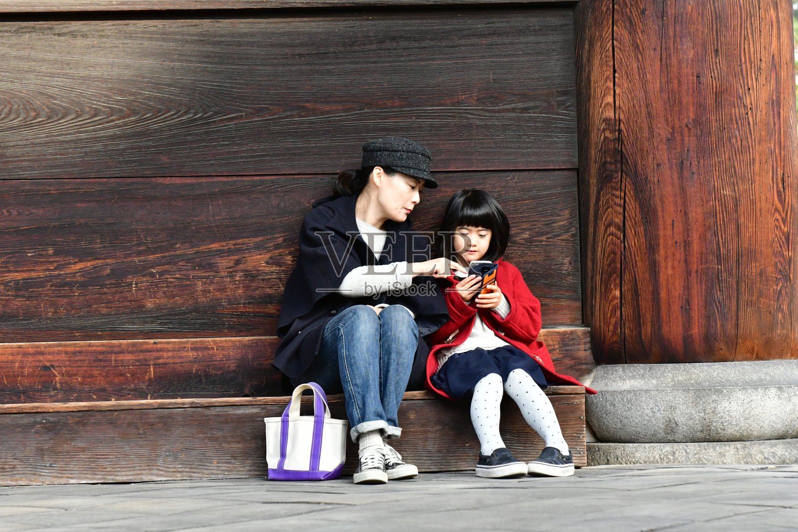 母女在京都东福寺看手机照片摄影图片