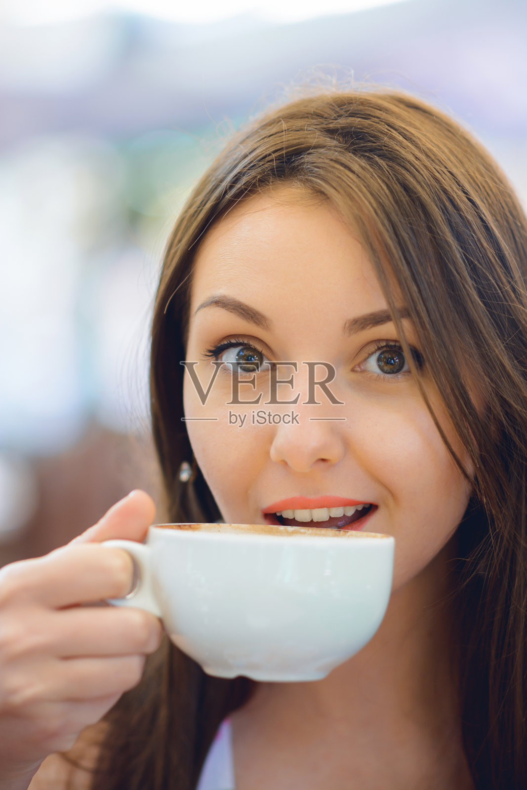 美丽的年轻女孩在户外咖啡馆喝咖啡照片摄影图片