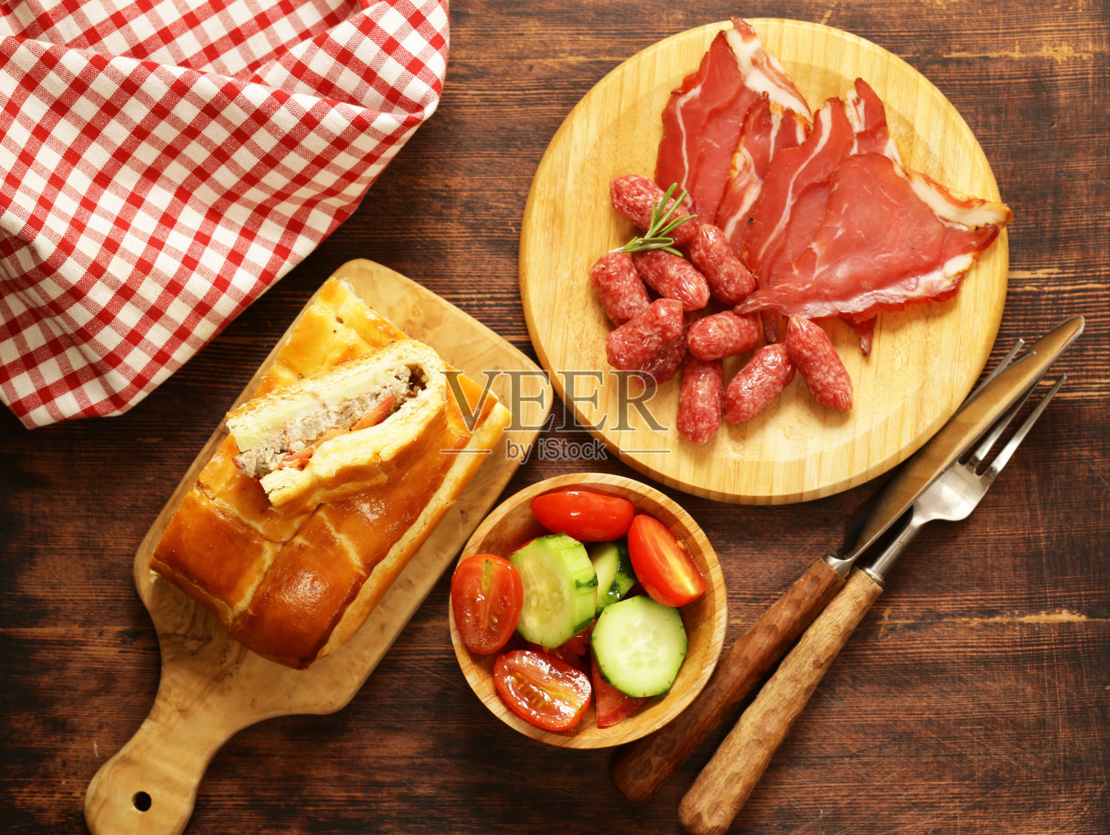 午餐自制肉馅饼，配沙拉照片摄影图片