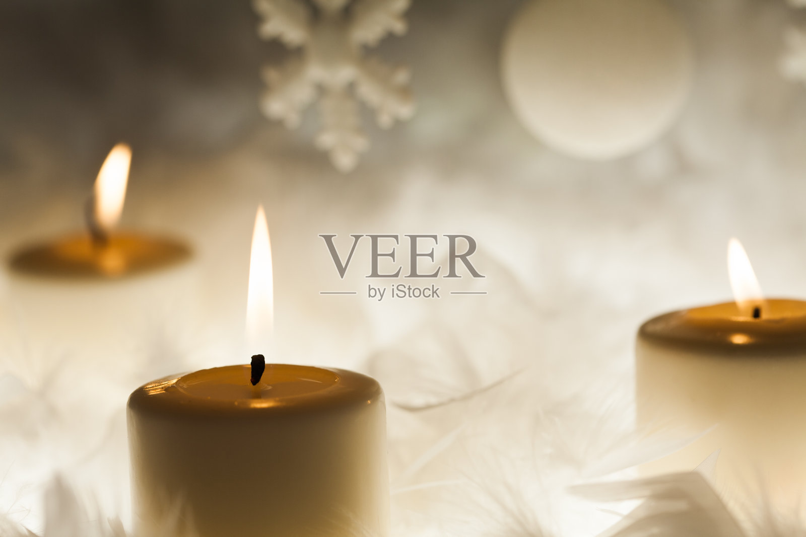 白色蜡烛和圣诞装饰照片摄影图片