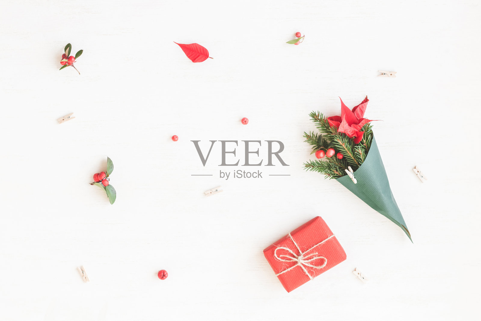 礼物，用传统的圣诞植物制成的花束照片摄影图片