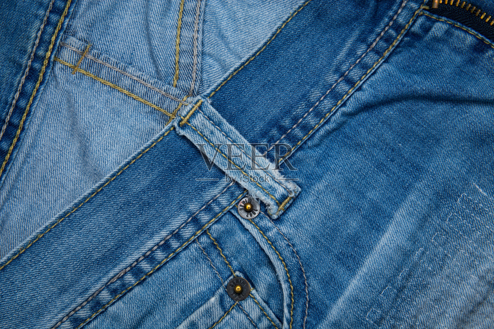 特写牛仔牛仔裤的质地，旧的撕裂照片摄影图片