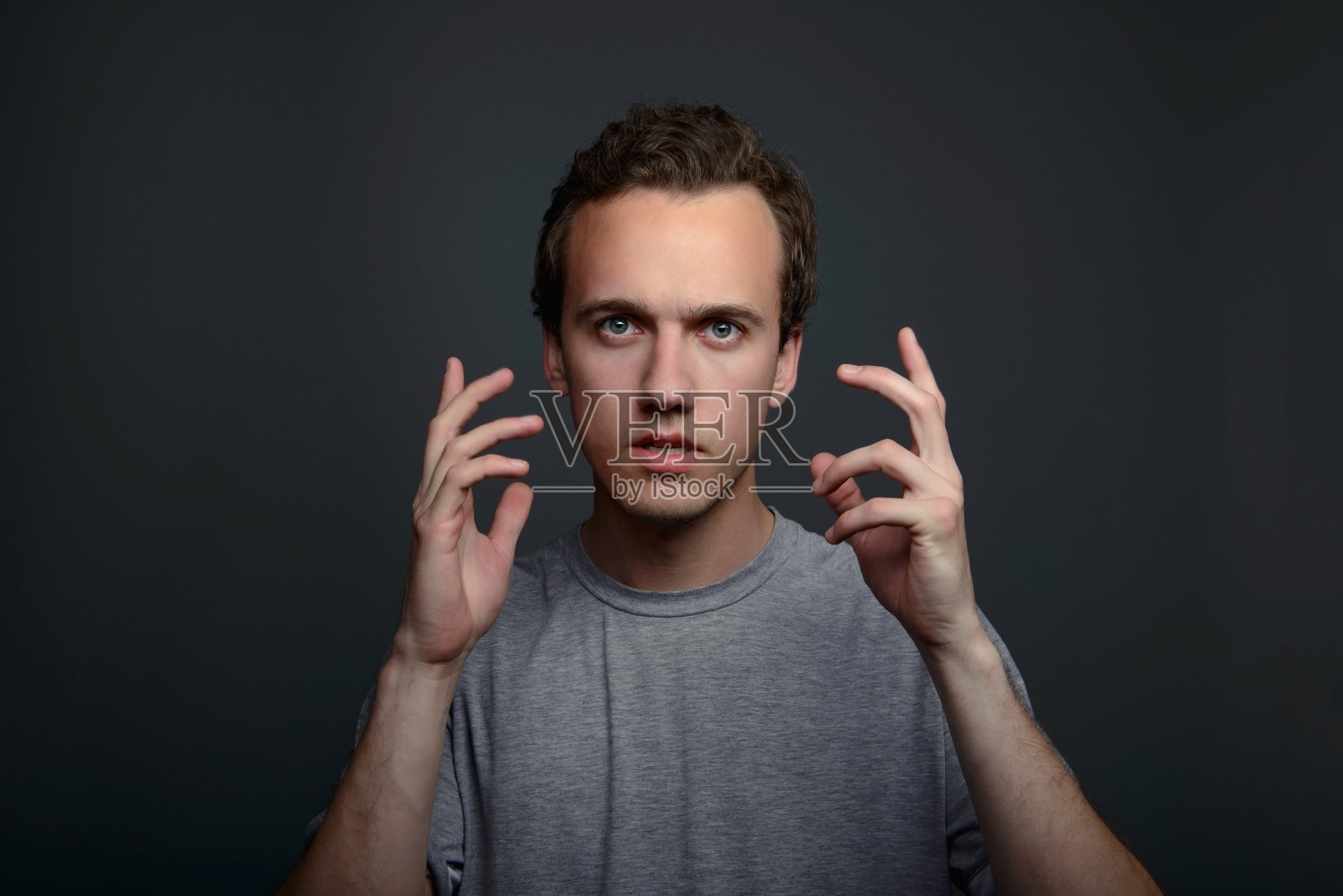 肖像特写滑稽困惑怀疑的人在看镜头思考照片摄影图片