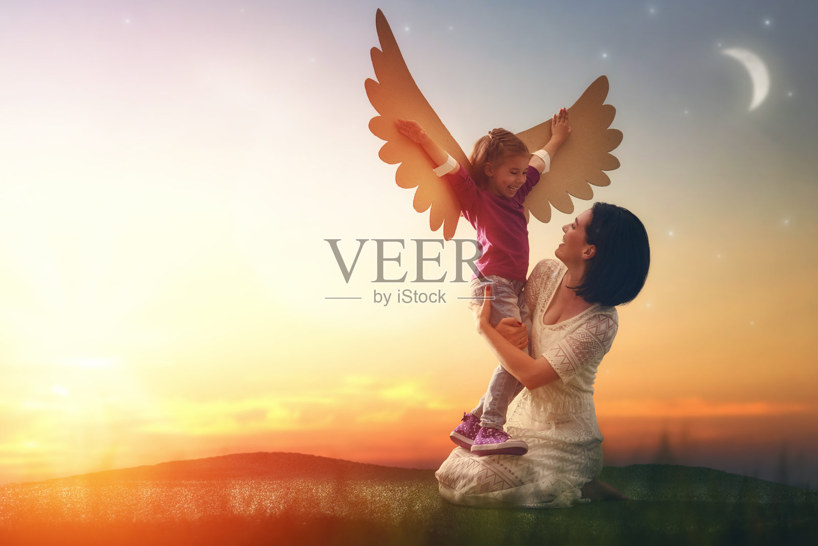 妈妈和她的孩子在玩照片摄影图片