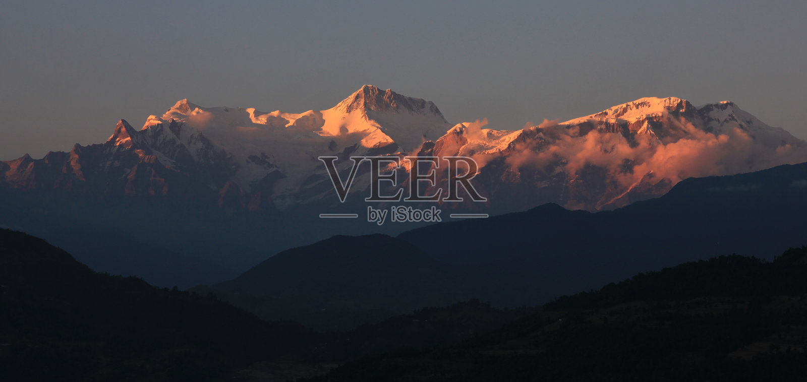 日落时的安纳普尔纳山脉照片摄影图片