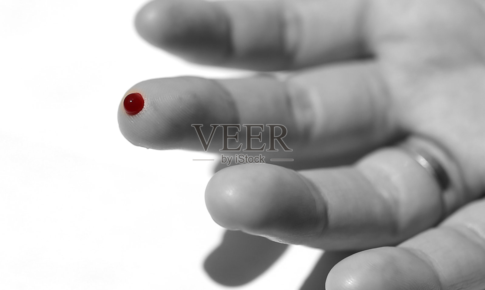 手指上的血迹照片摄影图片