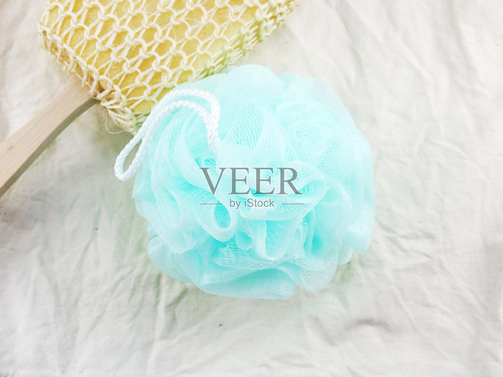 洗澡用的塑料泡芙和海绵照片摄影图片