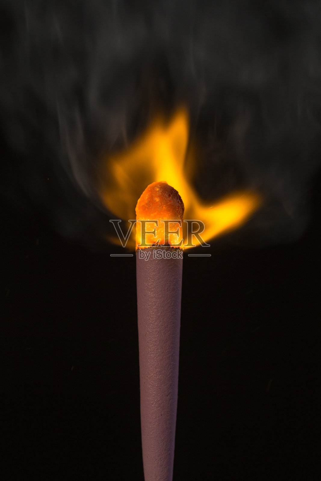 在黑色背景上配合特写镜头照片摄影图片