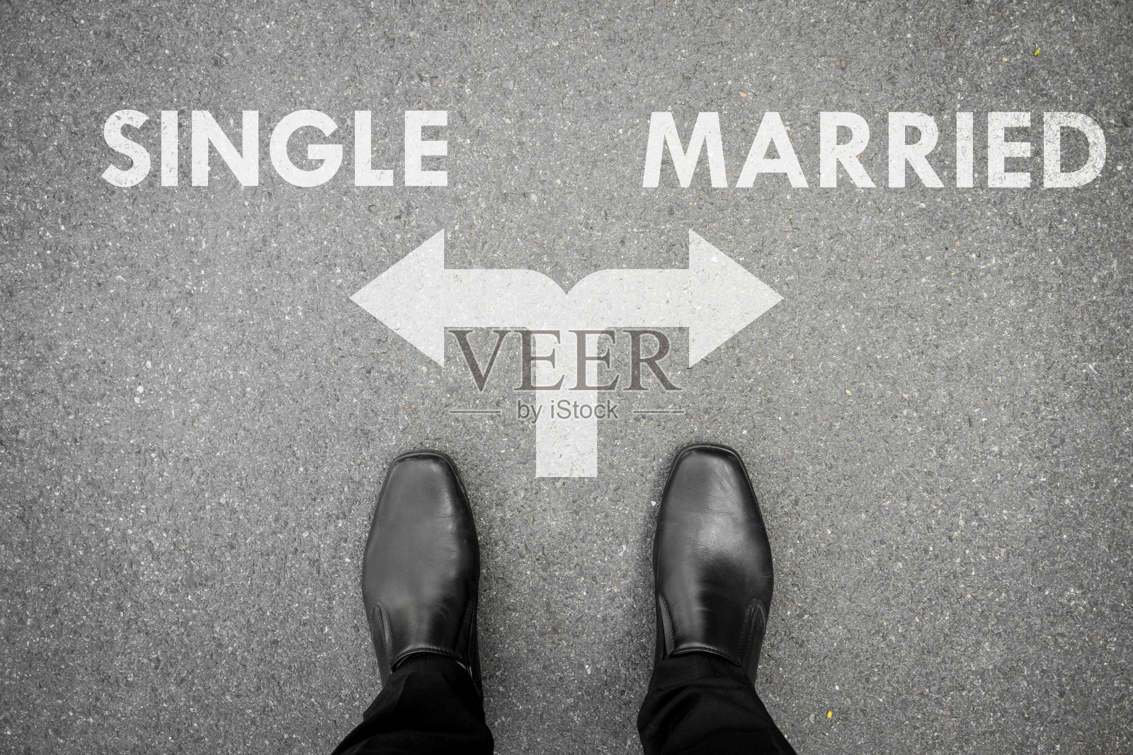 黑鞋在十字路口-单身或已婚照片摄影图片
