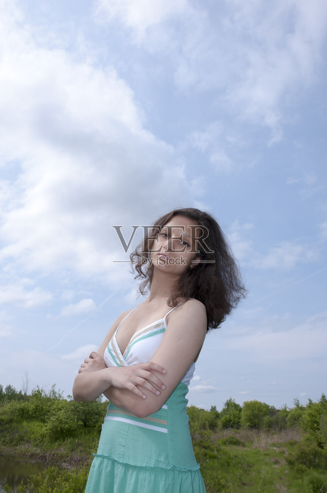 一个美丽的女孩的肖像在一个背景的夏季风景照片摄影图片