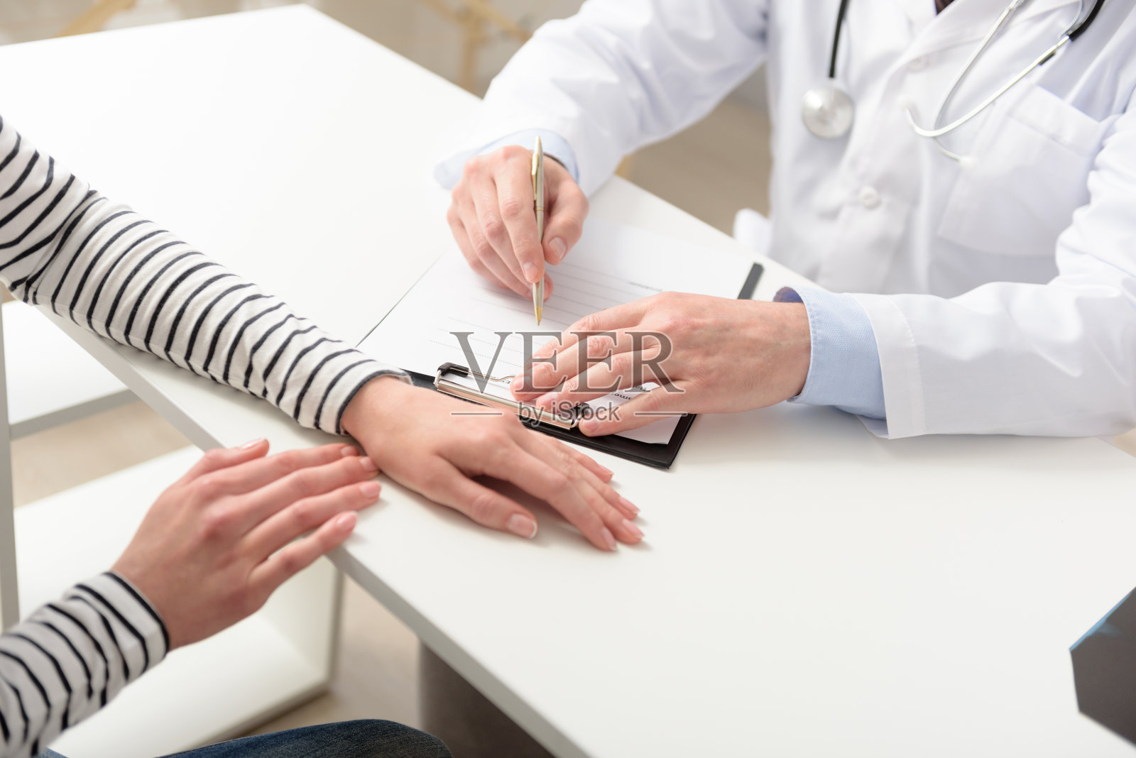 成熟的儿科医生为妇女提供建议照片摄影图片