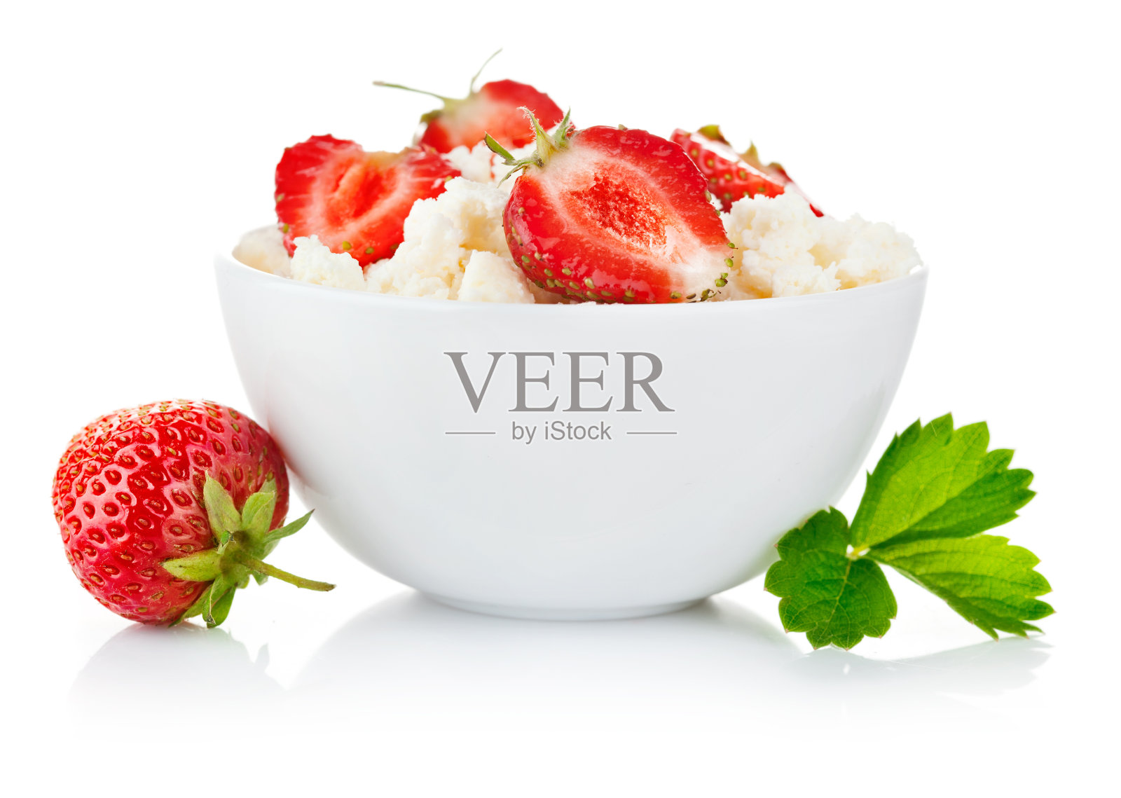 白盘子里的白干酪和草莓照片摄影图片