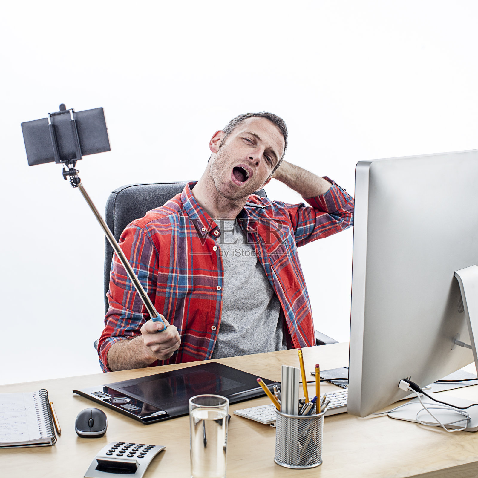 摆出性感办公室自拍姿势的兴奋休闲商务男士照片摄影图片