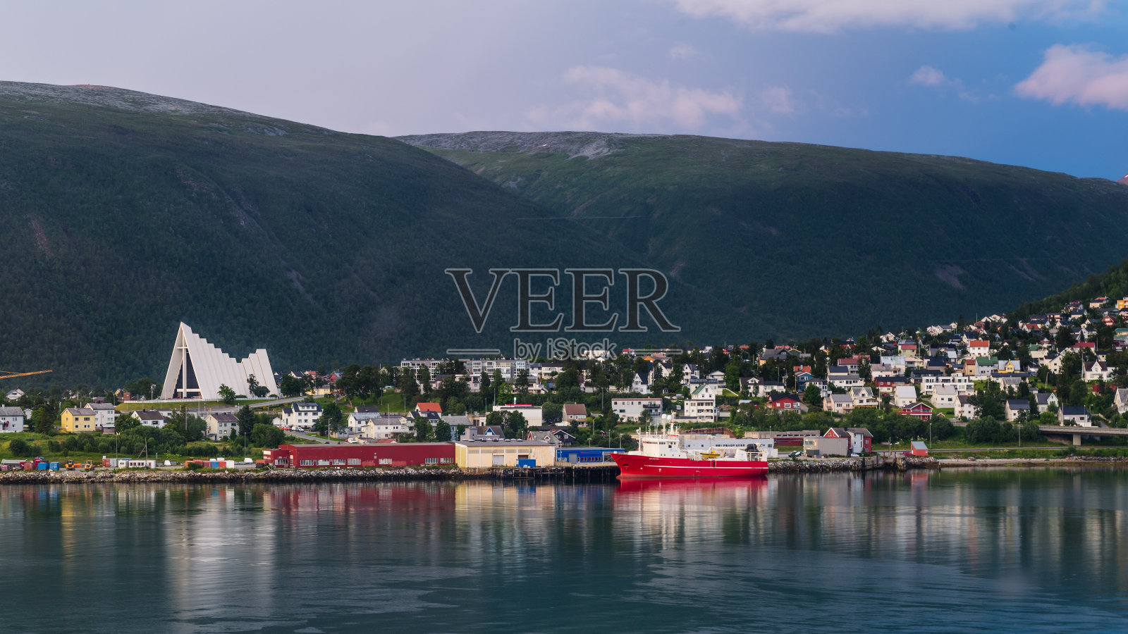 挪威北部特罗姆瑟的北极大教堂照片摄影图片