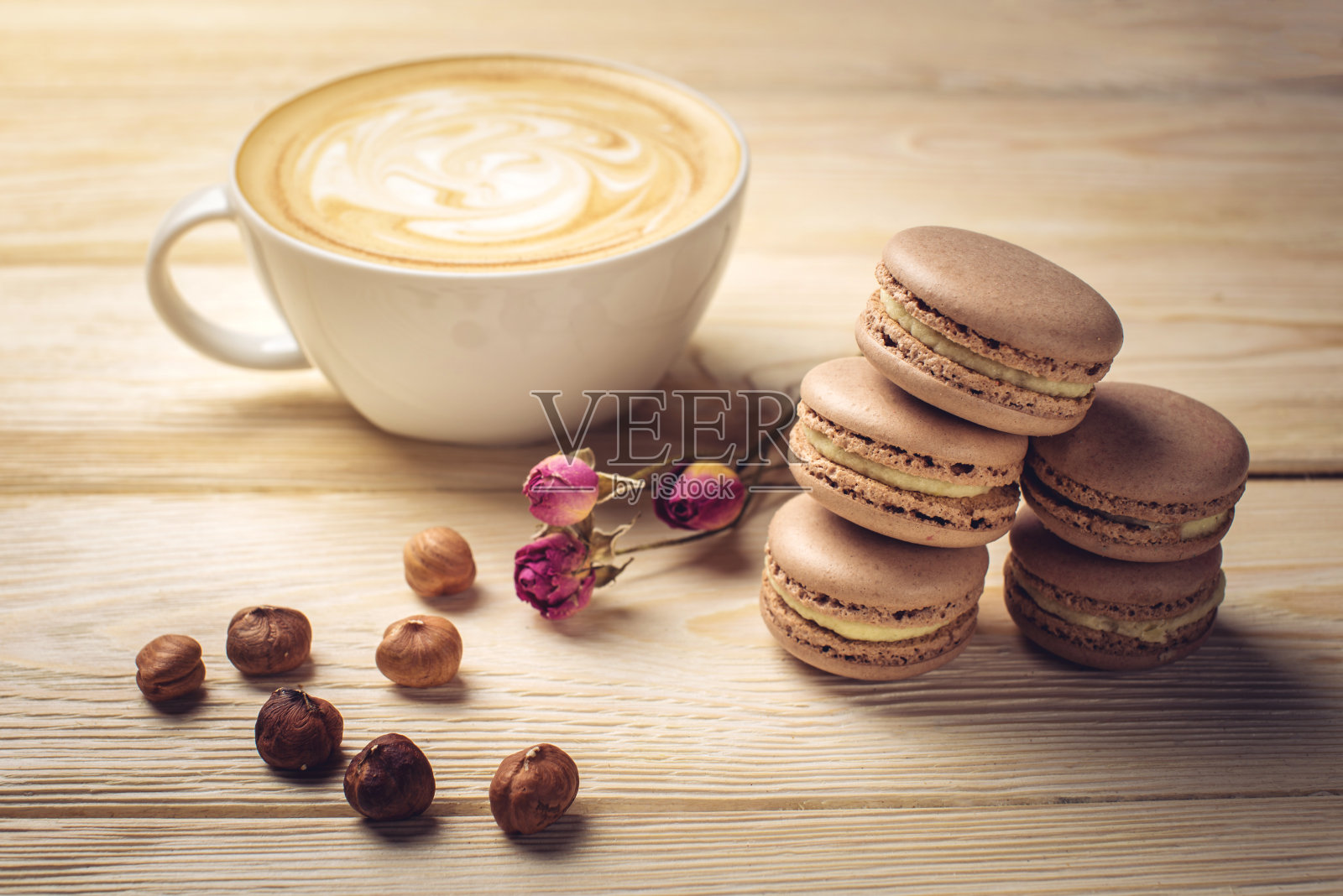 加了马卡龙和坚果的风味咖啡卡布奇诺。完美的早餐照片摄影图片