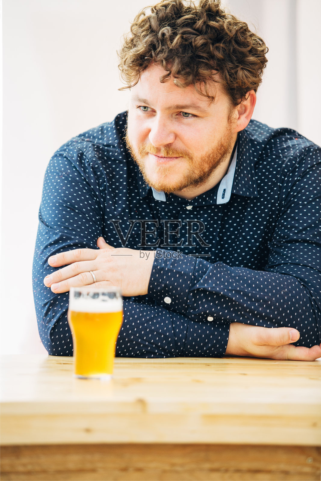 优雅的男人和一杯啤酒照片摄影图片