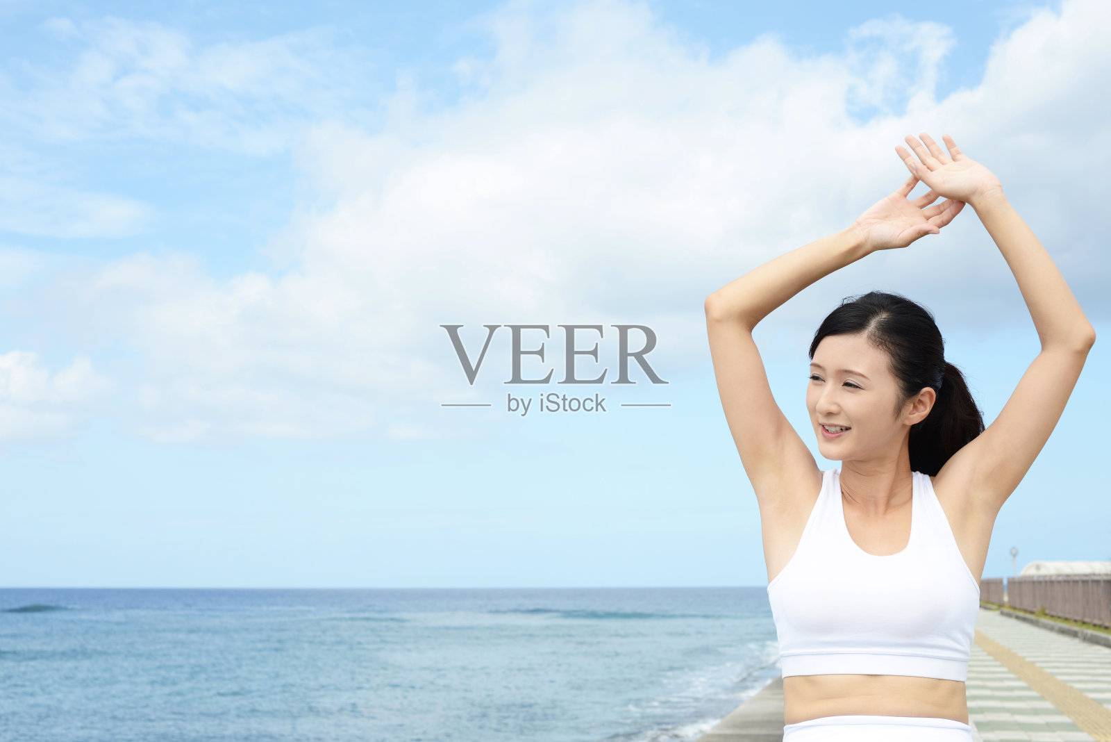 放松的女人在海边照片摄影图片