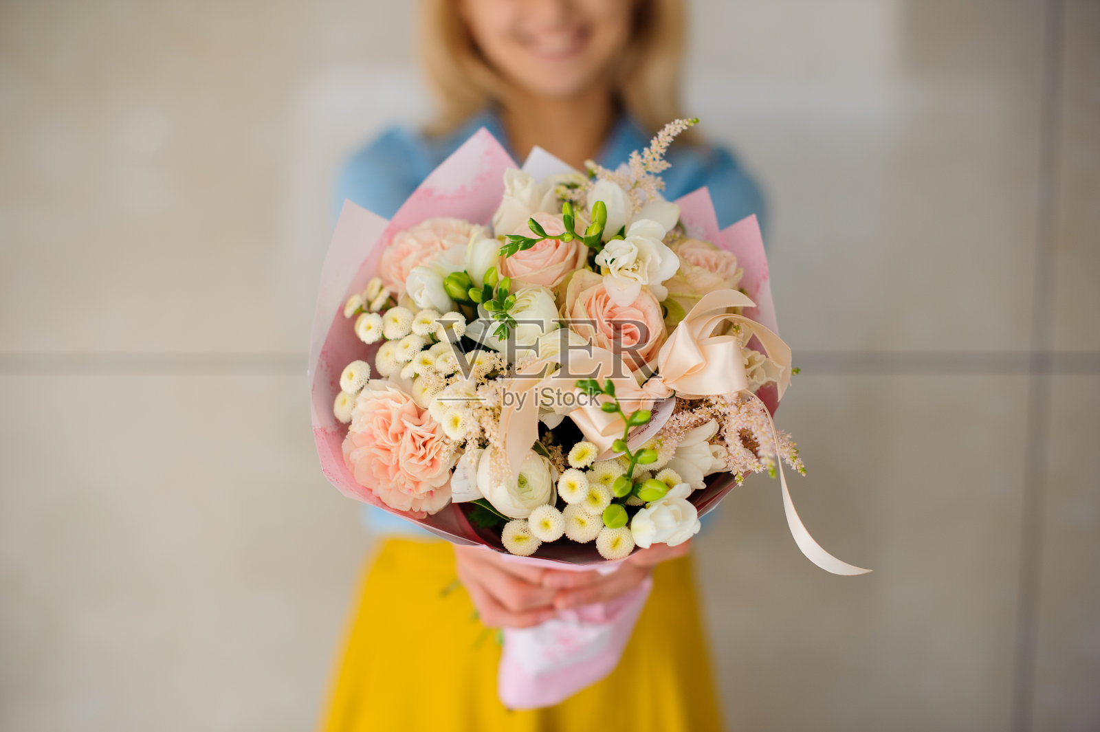 拿着一束白花的女孩照片摄影图片