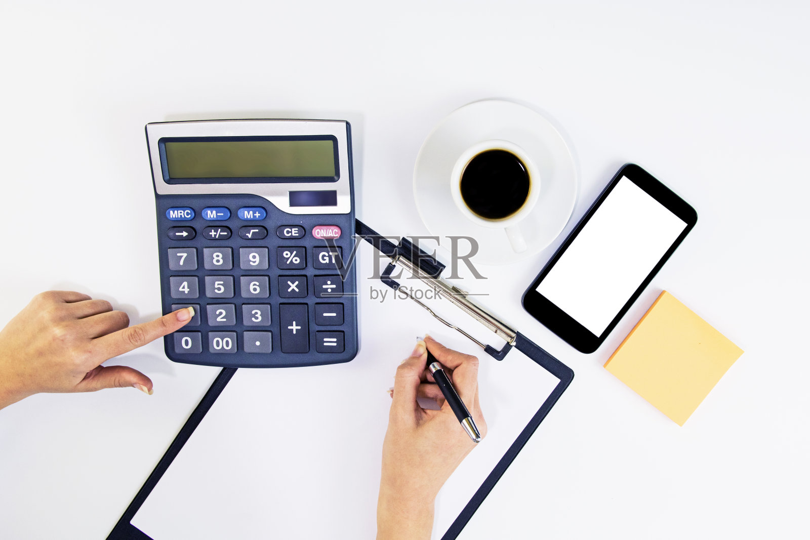 做计算的女会计或银行家照片摄影图片