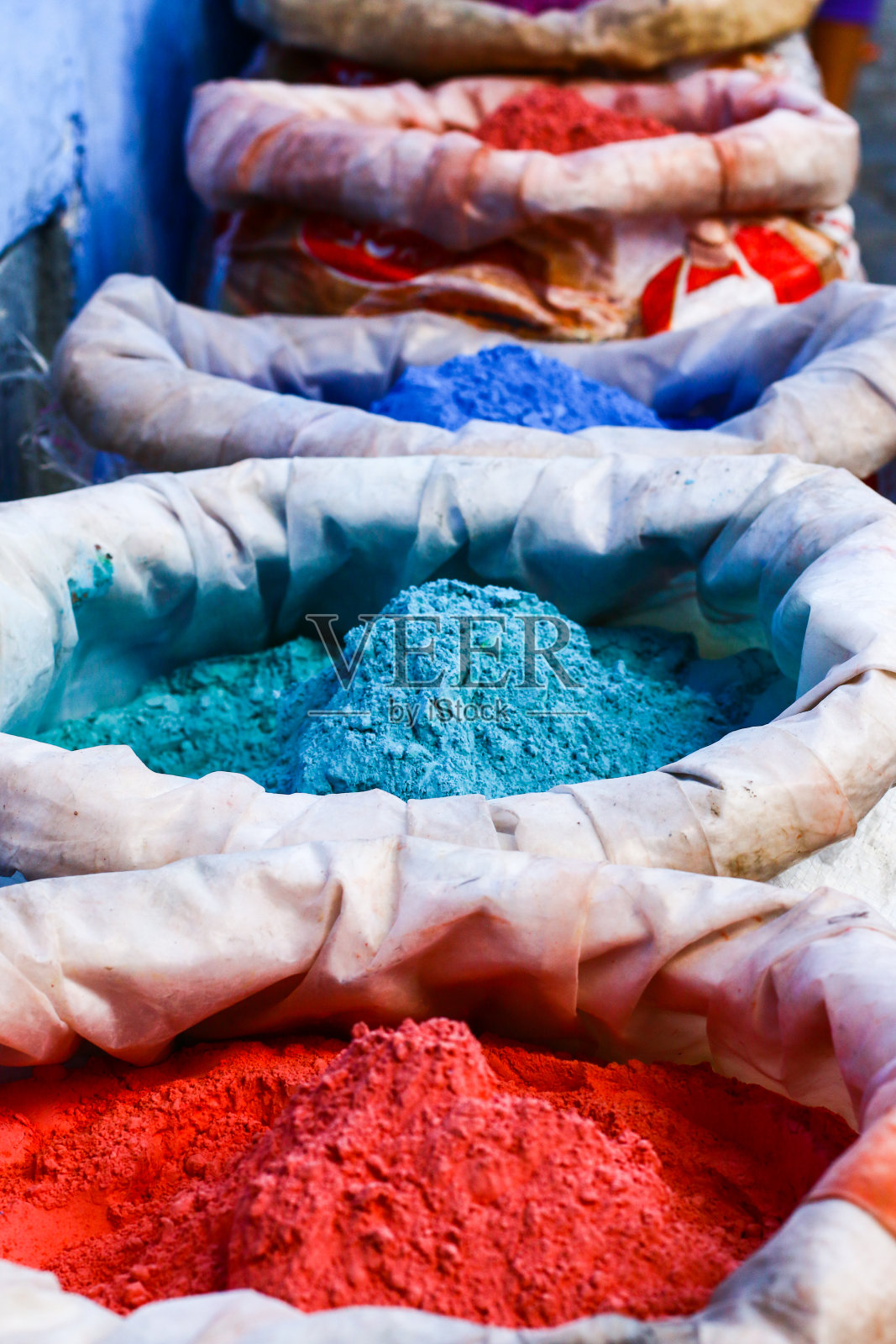 五彩缤纷的颜料。摩洛哥的颜色。市场上的彩色粉末。照片摄影图片