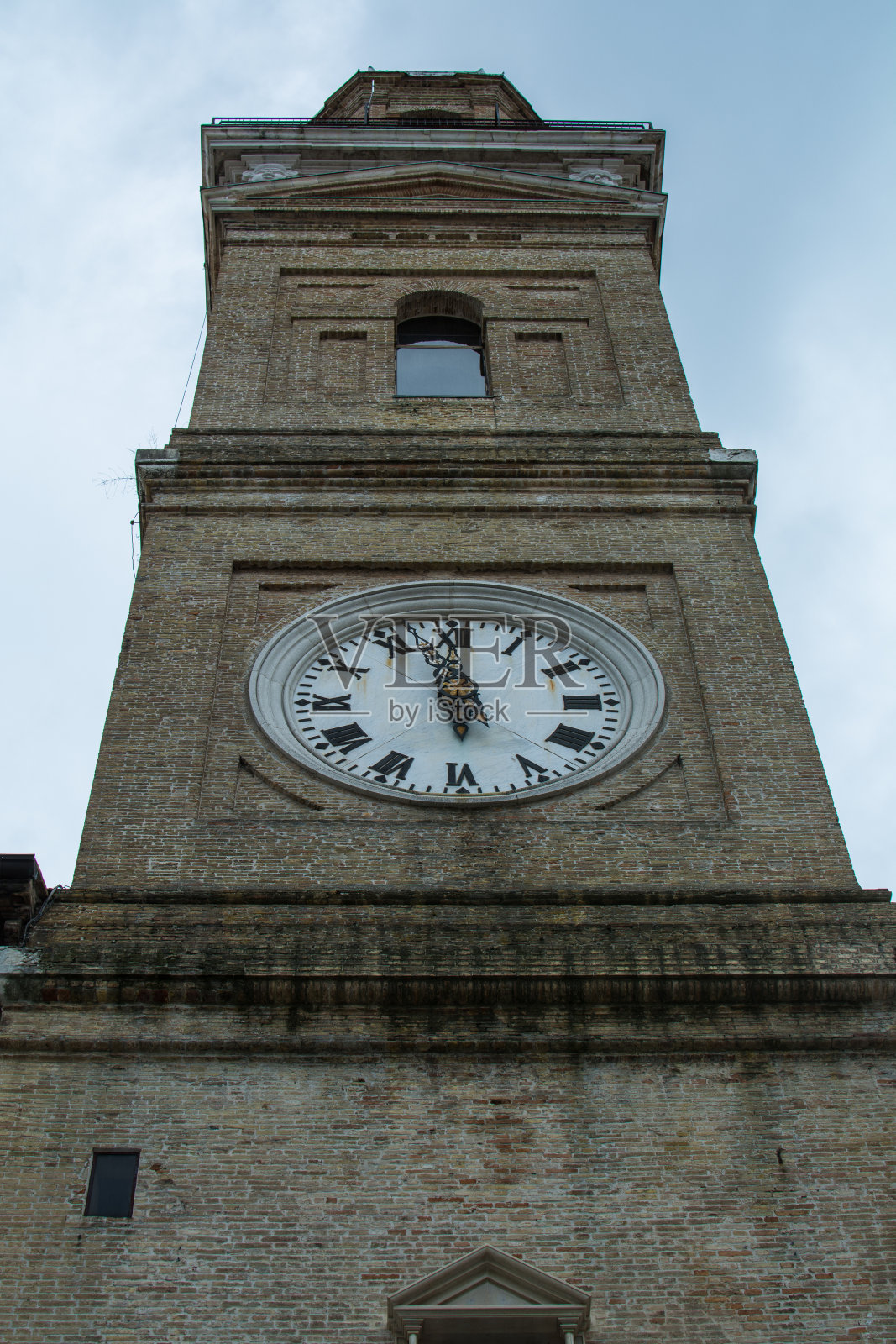 尖塔上的时钟(马切拉塔)照片摄影图片