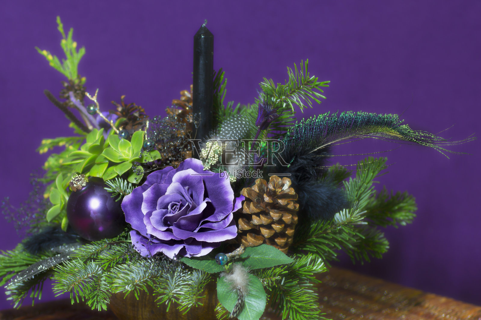 花束有圣诞树的树枝和人造花。照片摄影图片