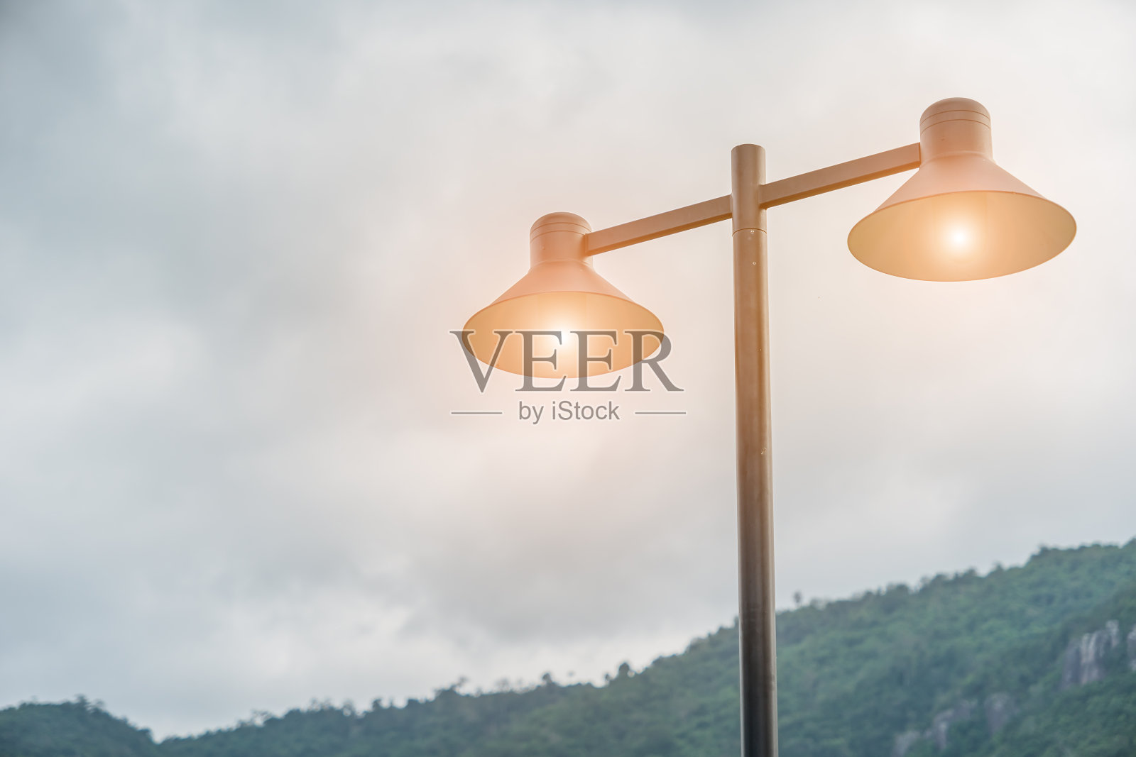 街灯在阴天照片摄影图片