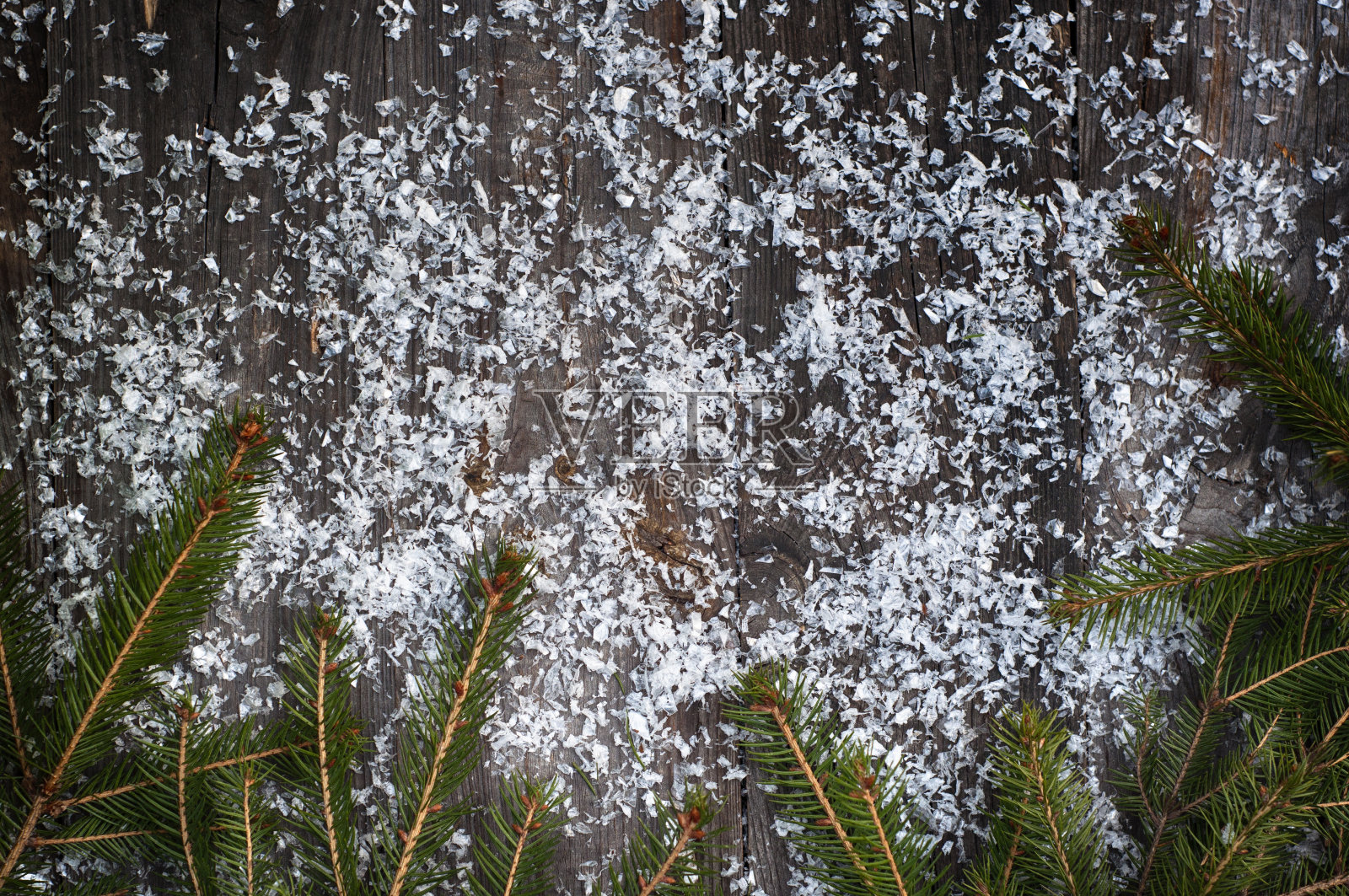 木制的灰色背景与杉木和雪的树枝照片摄影图片