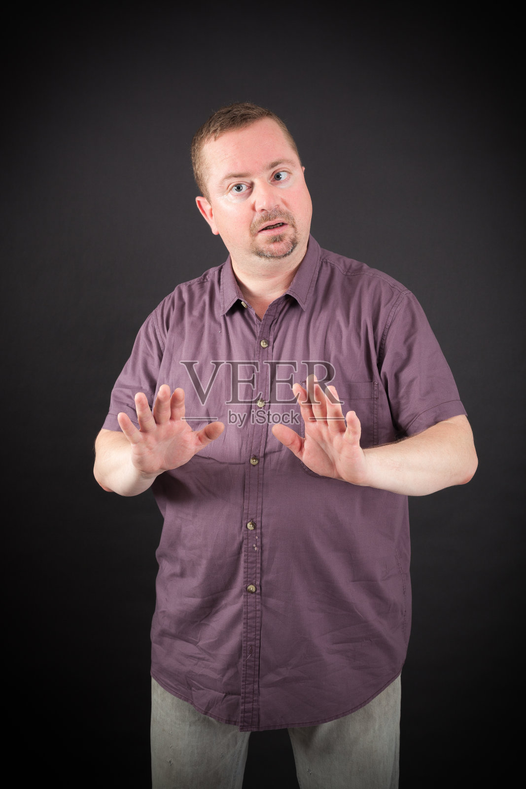 英俊的男人在不同的衣服做不同的表情:天真照片摄影图片