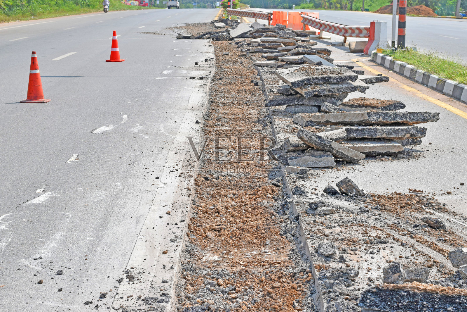 修补道路上的沥青路面。照片摄影图片