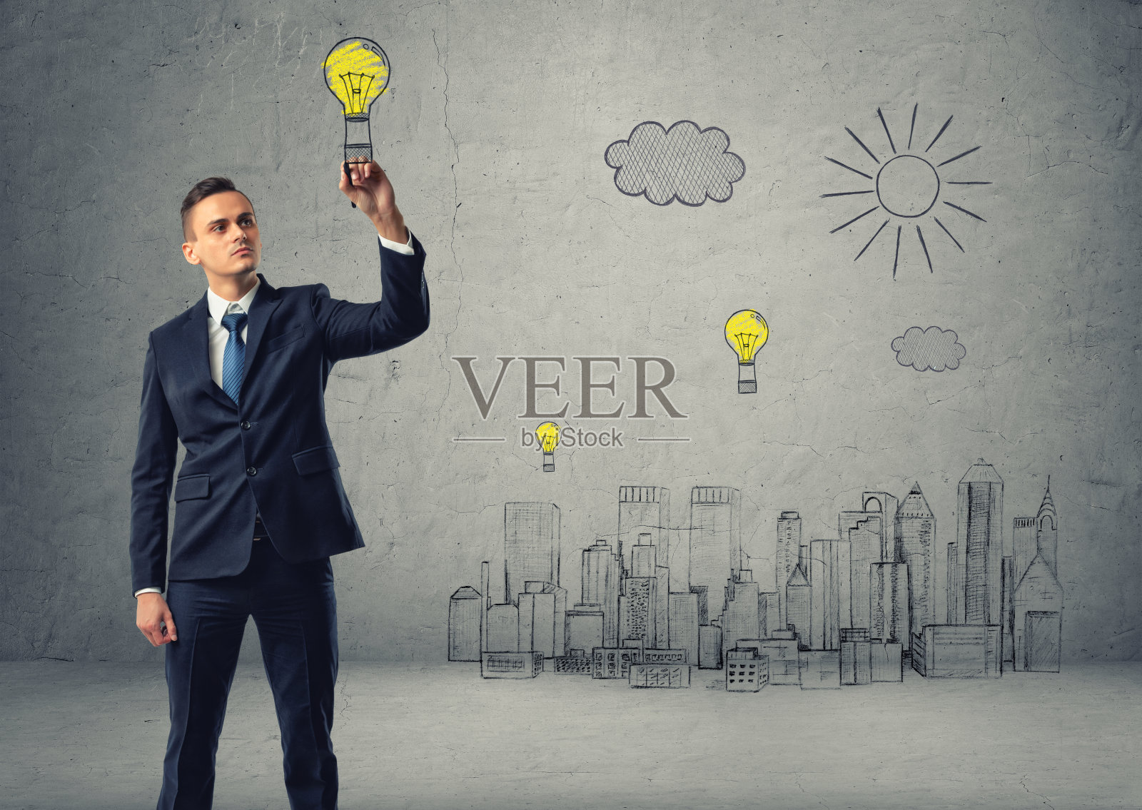 商人在城市草图上画了一个球形降落伞。照片摄影图片